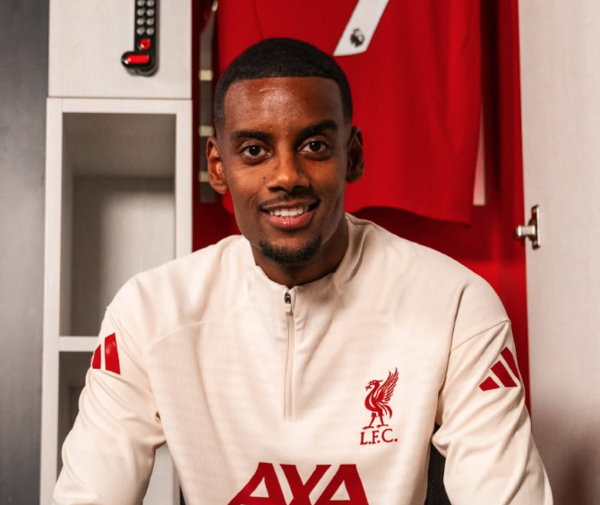 거액의 이적료로 유니폼을 바꿔입은 이사크(사진=리버풀 SNS)