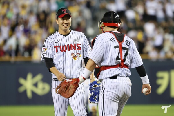 무사 1, 3루 위기를 잘 막은 유영찬(사진=LG)