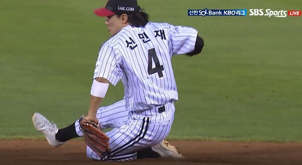 LG 2루수 신민재가 3회초 이호준의 타구를 백핸드로 잡아내는 모습. (사진=티빙 중계 갈무리)