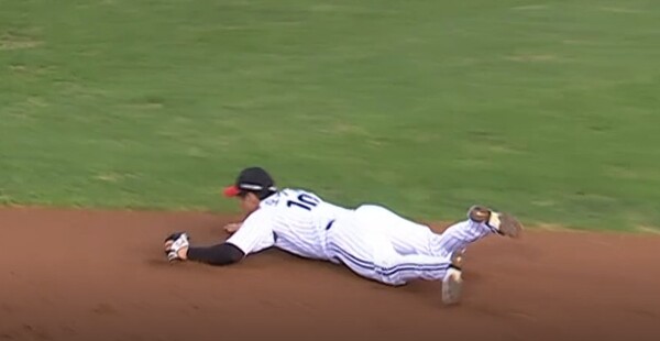 2일 LG-롯데전. 유격수 오지환이 롯데 레이예스의 안타성 타구를 잡아내는 모습. (사진=티빙 중계 갈무리)