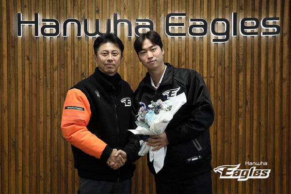 FA 계약 당시 손혁 단장과 엄상백(사진=한화)
