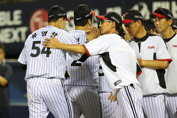 LG 염경엽 감독이 승리를 지켜낸 유영찬을 다독거리고 있다. (사진=LG 트윈스)
