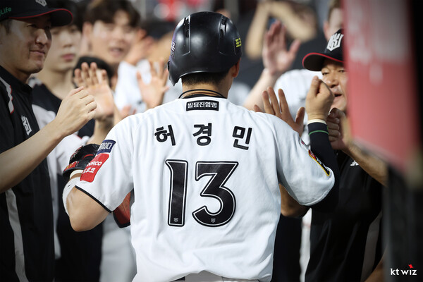 5안타 경기를 펼친 허경민(사진=KT)