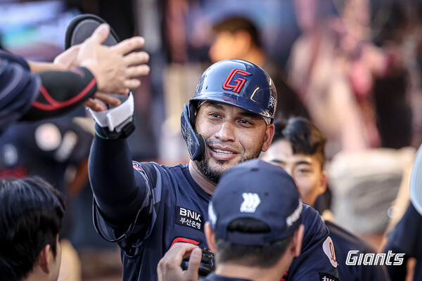 타율 1위로 올라선 빅터 레이예스(사진=롯데)