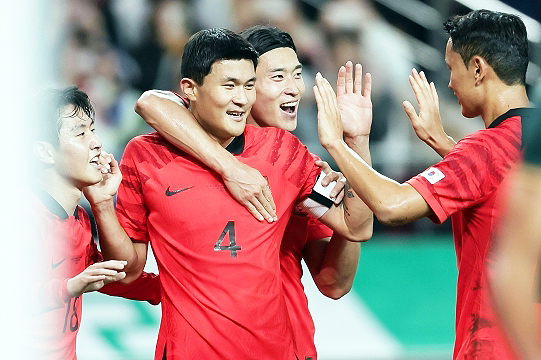 한국 축구 대표팀 이강인(왼쪽)과 중앙 수비수 김민재(사진 맨 왼쪽에서 두 번째) 사진 | 대한축구협회