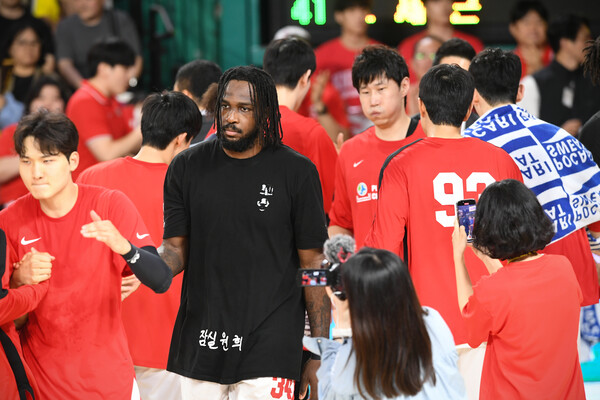 오랜 시간 호흡을 맞춘 워니와 SK 선수들. 사진 | KBL