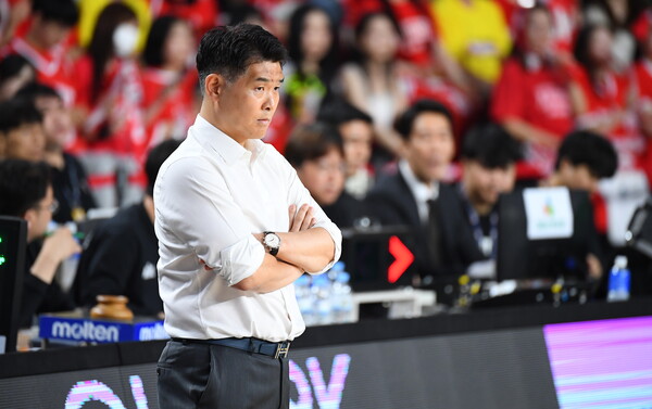 LG 조상현 감독이 SK와의 챔프전에서 선수들의 플레이를 지켜보고 있다. 사진 | KBL