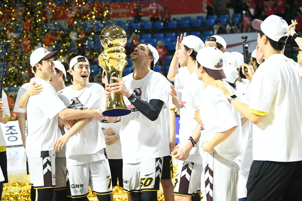 마레이가 SK와의 챔프전에서 우승한 뒤 기뻐하고 있다. 사진 | KBL