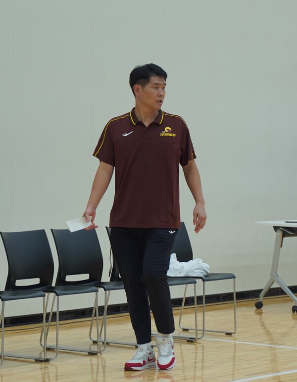 전지훈련에서 선수들을 지도하고 있는 조상현 감독. 사진 | LG세이커스
