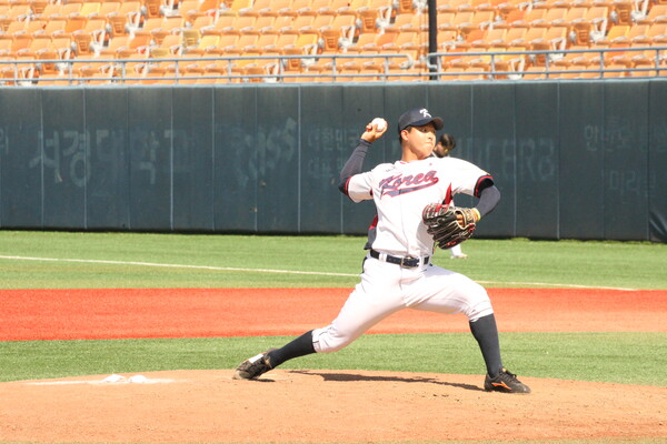 박준현이 독립야구 연합팀과의 연습경기에 등판해 공을 던지고 있다. 사진 | 스포츠춘추 이웅희기자
