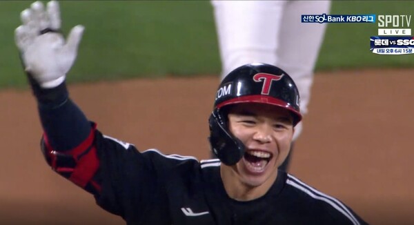 만루 홈런을 친 뒤 환호하는 문성주. (사진-=티빙 중계 갈무리)