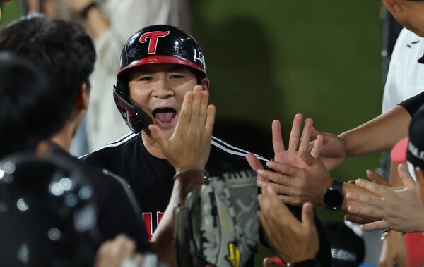 LG 트윈스 오지환이 동점 투런포를 터트린 뒤 더그아웃에서 환호하고 있다. (사진=LG 트윈스)