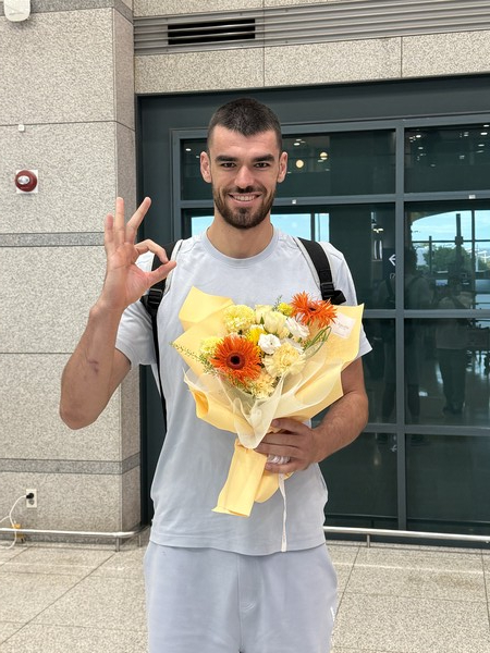 OK저축은행 배구단 외국인 선수 디미트로프가 입국해 포즈를 취하고 있다. 사진 | OK저축은행