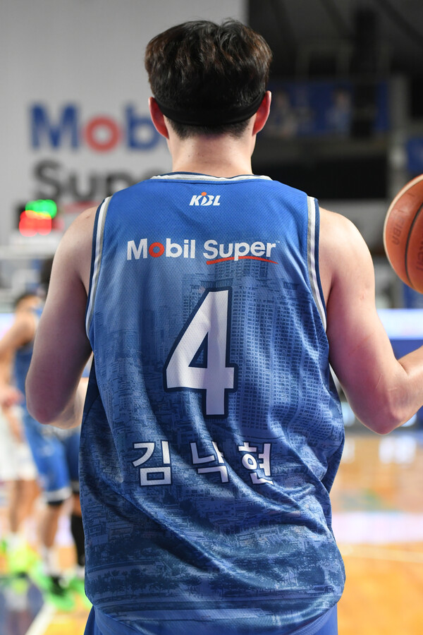 이제 파란색이 아닌 빨간 SK 유니폼을 입게 된 김낙현. 사진 | KBL