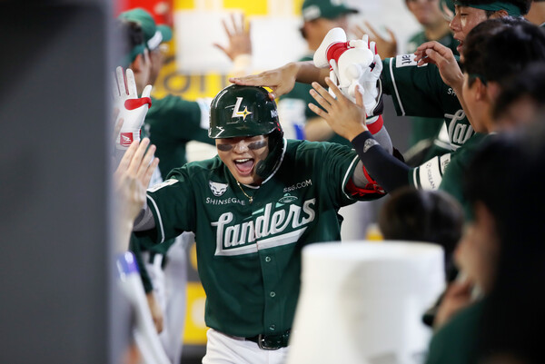 SSG 고명준이 5일 홈런을 때려낸 뒤 축하를 받고 있다. (사진=SSG 랜더스)