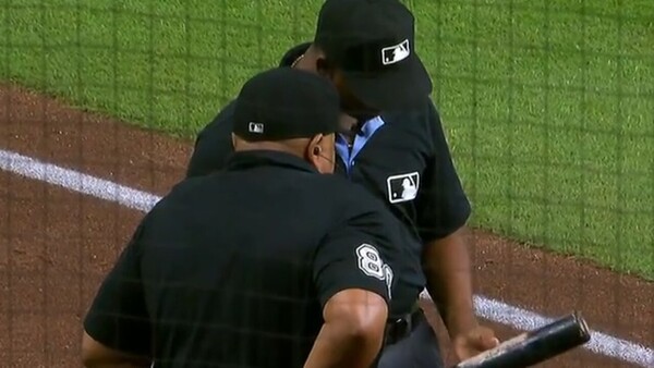 트라멜의 배트를 검사하는 심판진(사진=MLB.com 중계화면 캡쳐)