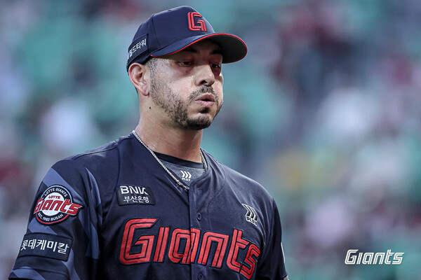 아쉬워하고 있는 롯데 빈스 벨라스케즈. (사진=롯데 자이언츠)