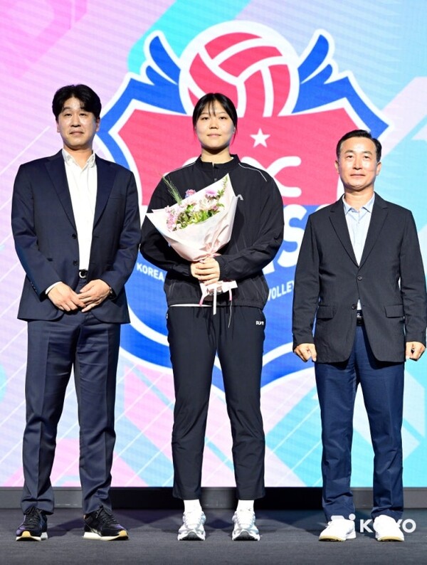 ​전체 1순위로 도로공사 유니폼을 입게 된 이지윤. 사진 | KOVO전체 1순위로 도로공사 유니폼을 입게 된 이지윤. 사진 | KOVO