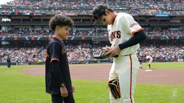 경기전 어린이 팬과 이정후의 만남(사진=샌프란시스코 자이언츠 SNS)