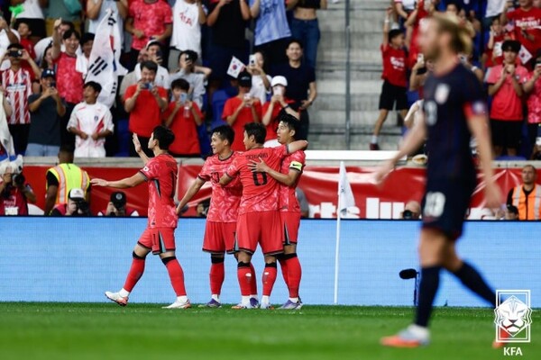 미국과 친선전에서 골을 터트린 손흥민과 함께 기뻐하는 선수들. 사진 | KFA