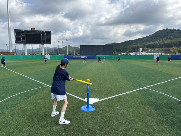 KIA 김종모, 삼성 권혁, LG 김용수, 두산 허준혁, KT 신명철, SSG 윤길현, 롯데 김대륙, 한화 장종훈, NC 최금강, 키움 이병규 등 10명의 전직 프로선수들이 어린이들과 함께 뛰며 잊지 못할 추억을 만들었다(사진=KBO)