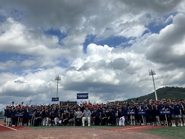 KIA 김종모, 삼성 권혁, LG 김용수, 두산 허준혁, KT 신명철, SSG 윤길현, 롯데 김대륙, 한화 장종훈, NC 최금강, 키움 이병규 등 10명의 전직 프로선수들이 어린이들과 함께 뛰며 잊지 못할 추억을 만들었다(사진=KBO)