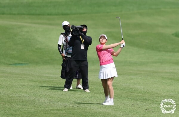 첫 우승을 차지한 유현조가 샷을 날리고 있는 모습. 사진 | KLPGA