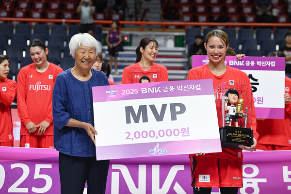 박신자컵 MVP로 선정된 후지모토. 사진 | WKBL