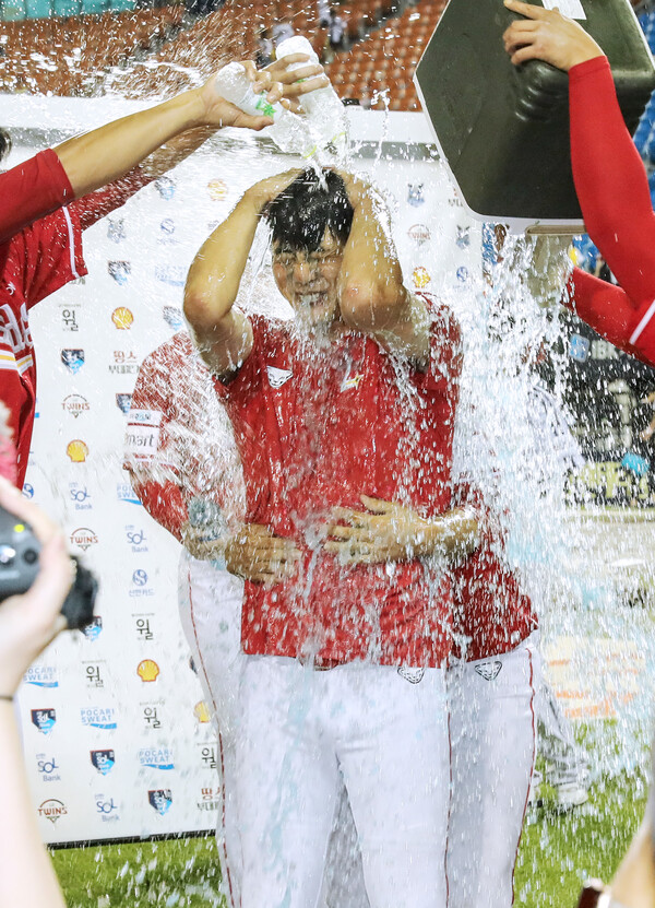 김광현이 7일 KBO리그 통산 2000탈삼진을 기록한 뒤 동료들에게 물세례를 받고 있다. (사진=SSG 랜더스)