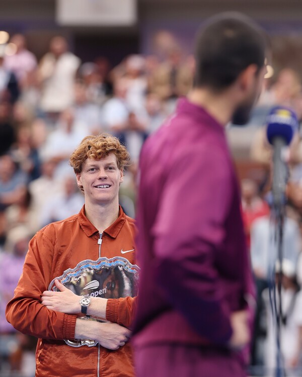 알카라스를 지켜보는 시너(사진=US 오픈 공식 SNS)