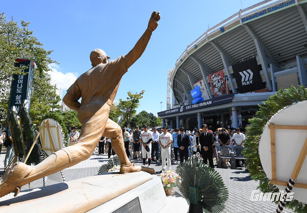 롯데는 13일 사직구장에서 열리는 SSG 랜더스와의 홈경기에서 최동원의 14주기 메모리얼데이 행사를 진행한다(사진=롯데)