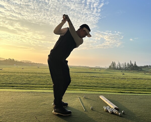 KPGA 투어프로 선발전 최고령 합격자 김현철의 연습 모습. 사진 | KPGA