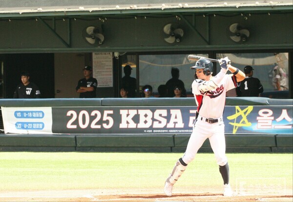 오재원의 타격 장면(사진=스포츠춘추 이웅희 기자)