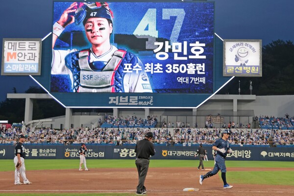 삼성 강민호가 350홈런을 터트린 뒤 그라운드를 돌고 있다. 사진 | 삼성라이온즈