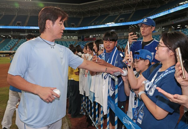 팬들에 사인을 해주고 있는 강민호. 사진 | 삼성라이온즈