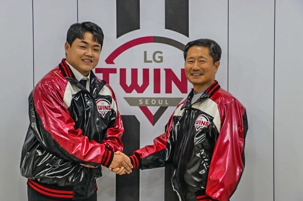 FA 계약 당시 장현식과 LG 김인석 사장(사진=LG)