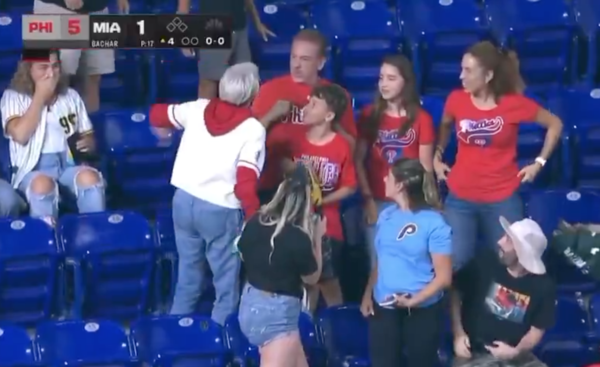 홈런볼을 아이에게서 뺏어간 팬(사진=MLB.com 방송화면)