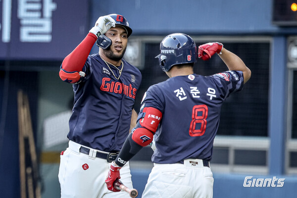 2점 홈런을 터뜨린 빅터 레이예스(사진=롯데)