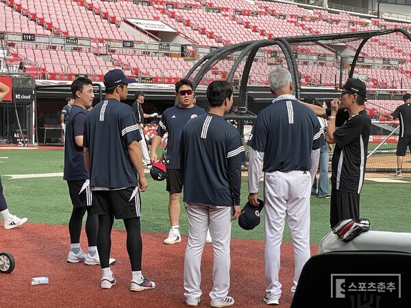 경기전 두산 선수들과 환담을 나누는 이강철 감독(사진=스포츠춘추 배지헌 기자)