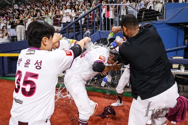 박정훈의 데뷔 첫 세이브를 격하게 축하하고 있는 키움 선수단. (사진=키움히어로즈)