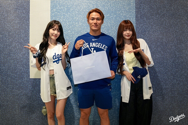 야마모토와 기념사진을 찍고 있는 르세라핌 홍은채와 사쿠라. 사진 | 다저스 SNS