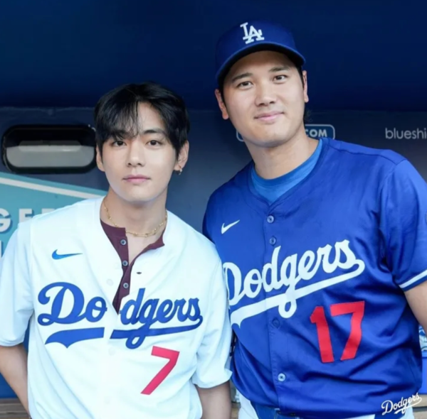 미국 LA 다저 스타디움에서 오타니와 기념촬영을 하고 있는 BTS 뷔. 사진 | 다저스 SNS