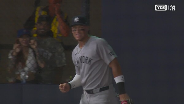 송구한 뒤 통증을 참는 저지(사진=MLB 중계화면)