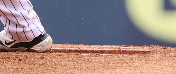 잠실구장 투구판. 볼록 튀어나와 있는 투구판 바로 앞에 판자가 하나 더 깔려 있다. (사진=LG 트윈스)