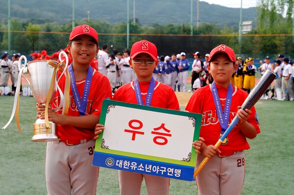 대회 우승을 거둔 세종시유소년야구단(사진=대한유소년야구연맹)