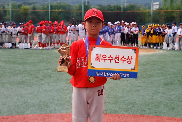 대회 우승을 거둔 세종시유소년야구단의 MVP 김재윤(사진=대한유소년야구연맹)