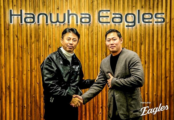 손혁 단장과 하주석 FA 계약 당시(사진=한화)