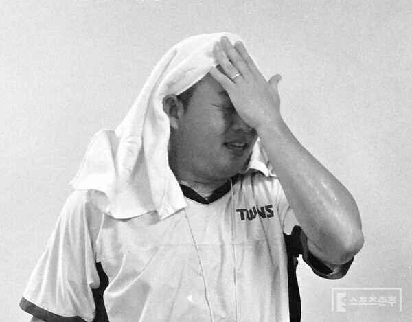 LG 서인석 매니저가 400승을 기록한 뒤 선수단에 물세례를 받고 얼굴에 흘러내린 물을 닦고 있다. (사진=스포츠춘추 황혜정 기자)