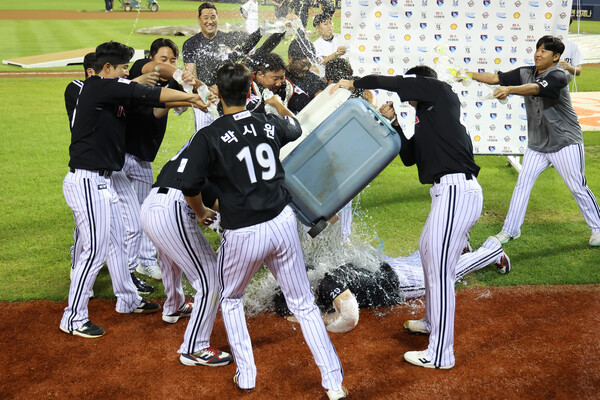 10승 완성 물세례를 받는 손주영. (사진=LG 트윈스)