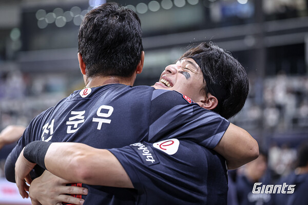 롯데 전준우를 윤동희가 얼싸안고 기뻐하고 있다. 사진 | 롯데